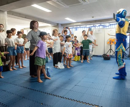 スイクンマンと一緒に「ウイテマテ」のダンス